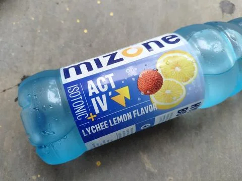 CENTRAL JAVA, INDONESIA - OCT 24, 2026: A plastic bottle of Mizone isotonic drin Stock-Fotos
