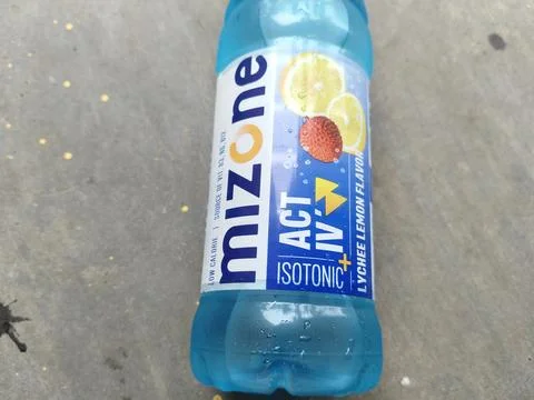 CENTRAL JAVA, INDONESIA - OCT 24, 2026: A plastic bottle of Mizone isotonic drin Stock-Fotos