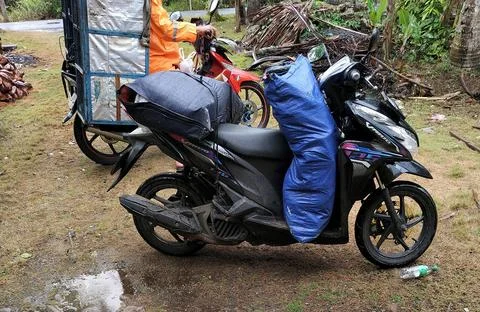 CENTRAL JAVA, INDONESIA - OCT 28, 2026: A black Honda Vario motorcycle heavily l Stock-Fotos