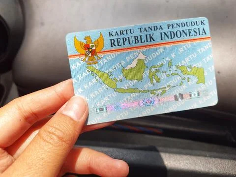 Central Java, Indonesia in October 2022. A hand holding an ID card. This KT.. 库存照片
