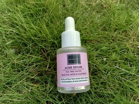 Central Java Indonesia October 31 2023: Scarlett Acne Serum, on green grass Stockfoto's