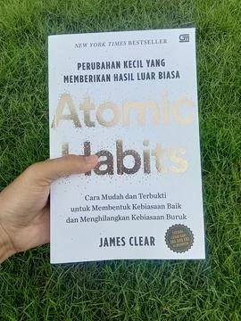 Central Java Indonesia October 31 2024: A person holding the book Atomic Habits. 스톡 사진