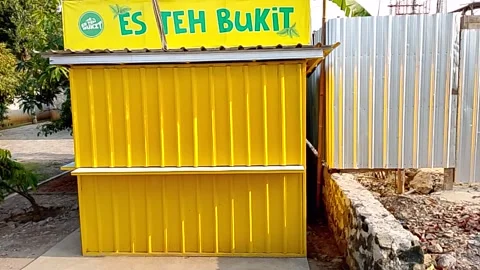 Central Java Indonesia October 7, 2025: iced tea drink outlet. 動画素材 319953578