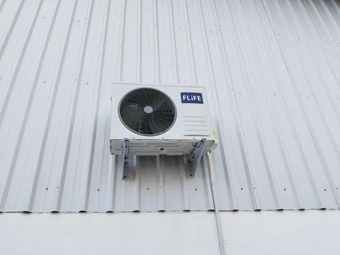 Central Java Indonesia September 1 2026: HVAC system installation showing a whit 库存照片