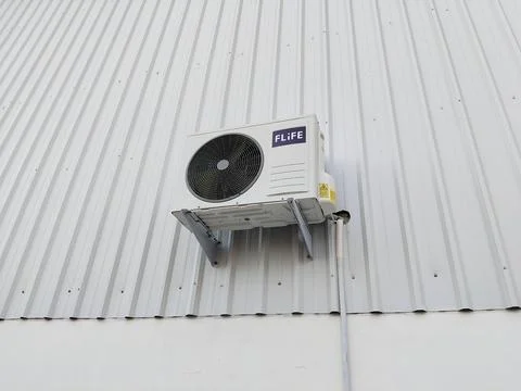 Central Java Indonesia September 1 2026: HVAC system installation showing a whit 库存照片