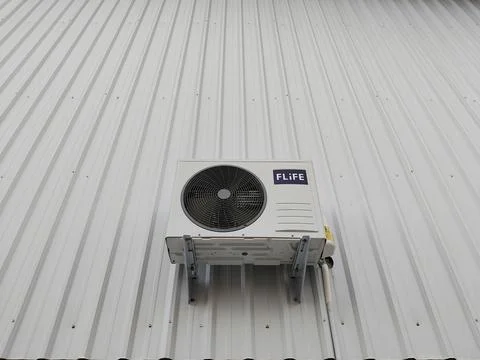 Central Java Indonesia September 1 2026: HVAC system installation showing a whit 库存照片