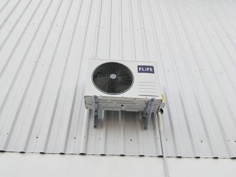 Central Java Indonesia September 1 2026: HVAC system installation showing a whit 库存照片