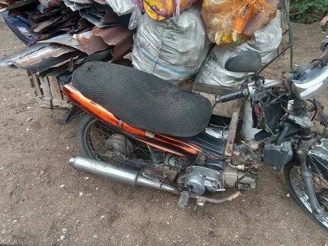 Central Java, Indonesia September 15 2024: Old motorbike for carrying used junk. Stockfoto's