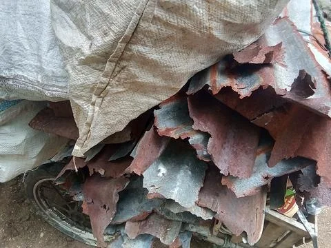 Central Java, Indonesia September 15 2024: Old motorbike for carrying used junk. Stockfoto's