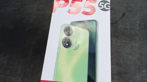 Central Java, Indonesia September 17, 2024: Itel P55 5G smartphone packaging Stock Footage 284890418