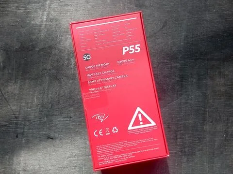 Central Java, Indonesia September 17, 2024: Itel P55 5G smartphone packaging Fotos Stock
