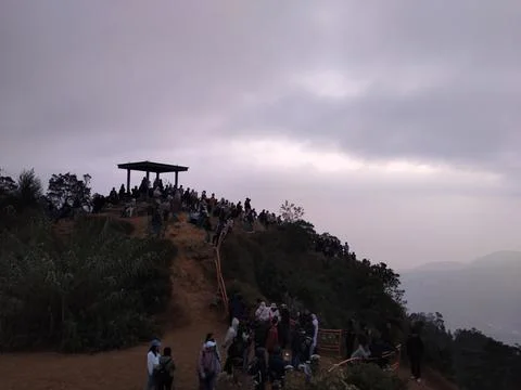 Central Java, Indonesia, September 18, 2026: A crowd of tourists and hikers Foto stock