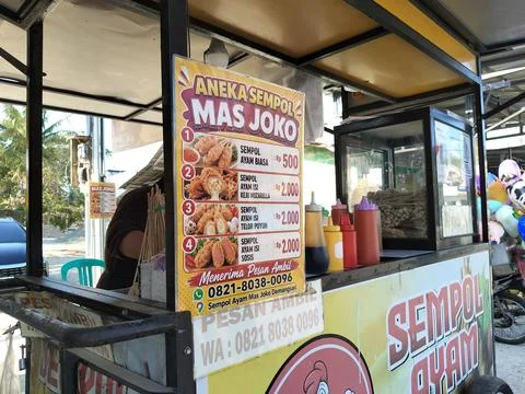Central Java, INDONESIA - SEPTEMBER 20, 2026]: An authentic Indonesian street  스톡 사진