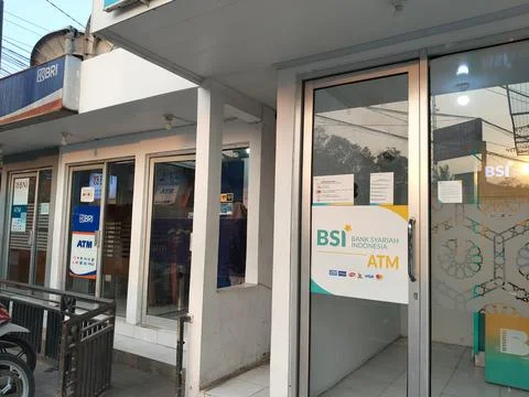 Central Java, Indonesia, September 24, 2026: Entrance to a local ATM vestibule  库存照片
