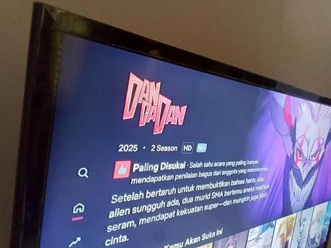 Central Java Indonesia September 28, 2025: Dandadan anime on Netflix streami Fotos Stock
