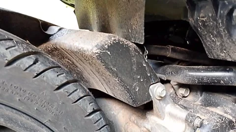 Central Java Indonesia September 3, 2025: the bottom of the motorbike is dirty Vídeos de archivo 318334759