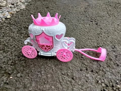 Central Java, Indonesia, September 30, 2025: Horse-drawn carriage, pink. Girls'  Foto stock