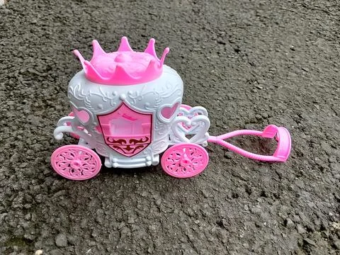 Central Java, Indonesia, September 30, 2025: Horse-drawn carriage, pink. Girls'  Stock-Fotos