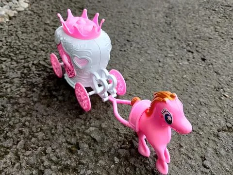 Central Java, Indonesia, September 30, 2025: Horse-drawn carriage, pink. Girls'  Foto stock