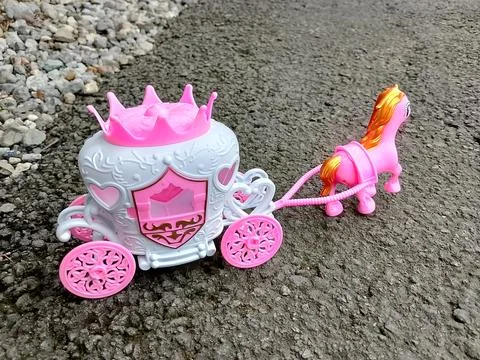 Central Java, Indonesia, September 30, 2025: Horse-drawn carriage, pink. Girls'  Stock-Fotos