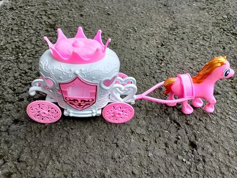 Central Java, Indonesia, September 30, 2025: Horse-drawn carriage, pink. Girls'  Foto stock