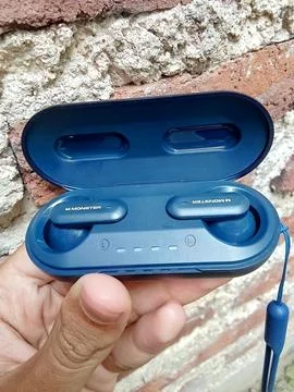 Central Java, Indonesia September 8, 2024: Someone holding a tws Monster XKT25 Fotos Stock