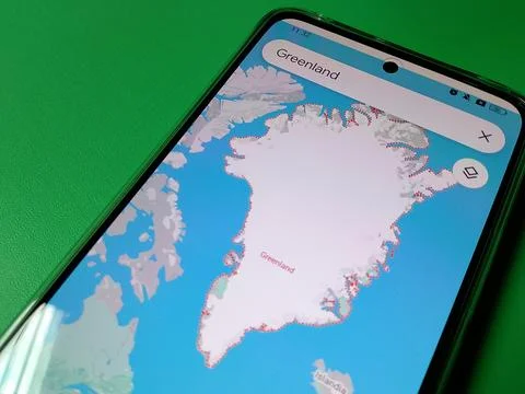 Central Java January 23, 2026: Closeup of Smartphone view of Greenland region  Foto stock