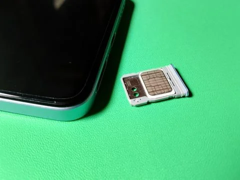 Central Java January 30, 2026: Hybrid slot sim card, smartphone. Stock-Fotos