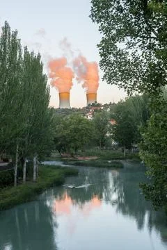 Central Nuclear de Trillo Seen from the Tajo River, Guadalajara, Spain 库存照片