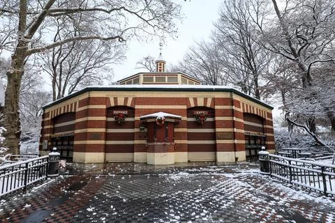 The Central Park Carousel building surrounded by fresh snow Fotos de archivo