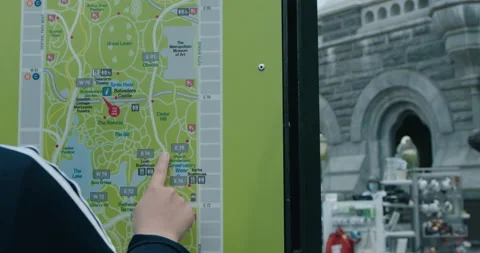 Central Park Map, Tourist Looking for Directions Vidéo 154283043