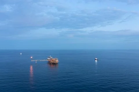 Central processing platform (cpp) in the middle of the ocean during sunset Stock-Fotos