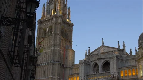 On the central square in Toledo there are a lot of people and colorful New Year Vídeos de archivo 260424984