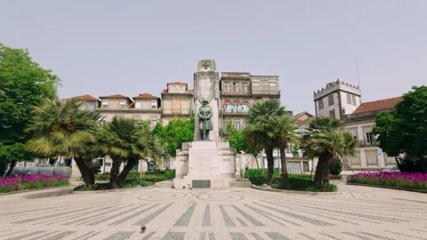 Central view of a historic monument surrounded by palm trees and flowers in 库存影片 334612960