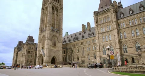 Centre Block and Peace Tower of Parliament from the Side Vidéo 64969743