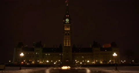 Centre Block and Peace Tower on Parliament Hill at Night Vidéo 65529178