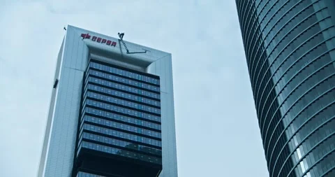 Cepsa Skyscraper in Madrid Video stock 286851039