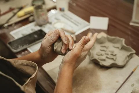 Ceramic Art Class: Shaping Clay with Hands Foto stock