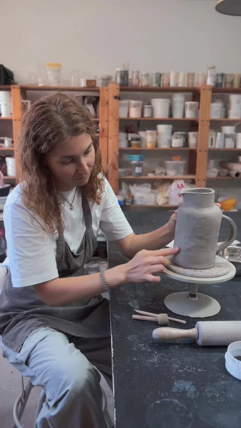 Ceramic Artist Shaping a Pot Vidéo 340474744