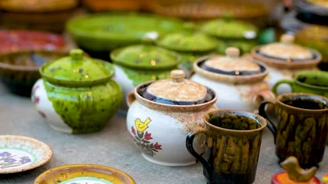 Ceramic dishes, tableware and jugs. Kaziukas, Easter market. Vilnius. Lithuania. Stockbeeldmateriaal 278837751