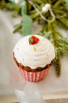 Ceramic element of Christmas decor in the form of a cupcake with icing Foto stock