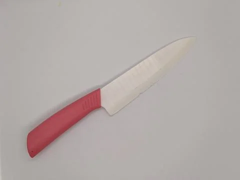 Ceramic kitchen knife. one ceramic kitchen knife with pink handle on white ba Foto stock