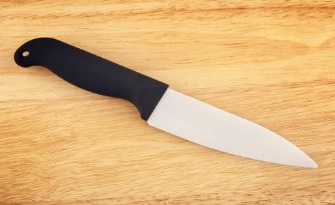 Ceramic Knife On Cutting Board Foto stock