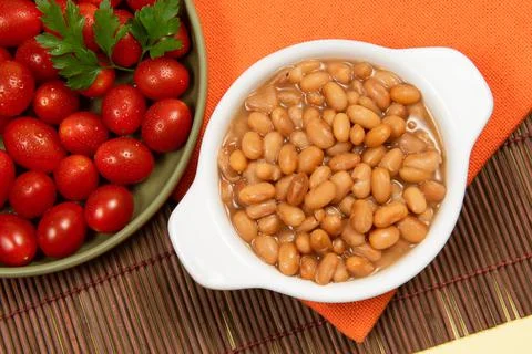 Ceramic pot with cooked carioca beans Foto stock