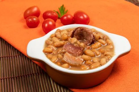 Ceramic pot with cooked carioca beans Stock-Fotos