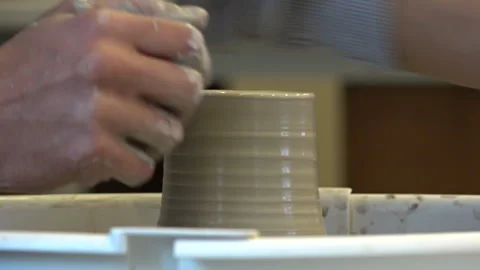 Ceramic pot on a potter's wheel. Making a ceramic pot Vidéo 260508552