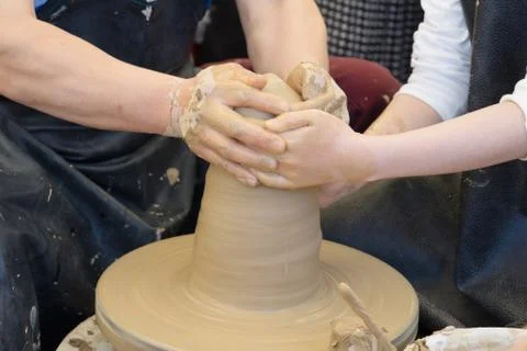 Ceramic pottery making in spin table Foto stock