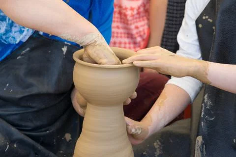 Ceramic pottery making in spin table Foto stock
