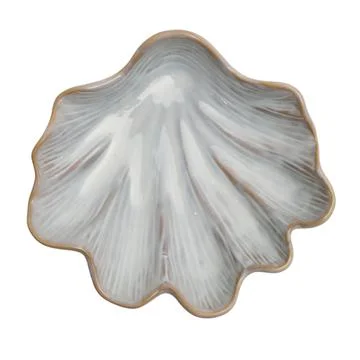 Ceramic serving bowl in shape of seashell. Decorative kitchenware for coast.. Foto stock