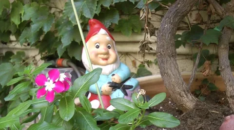 Ceramic smiling Dwarf statue Vídeos de archivo 52781189